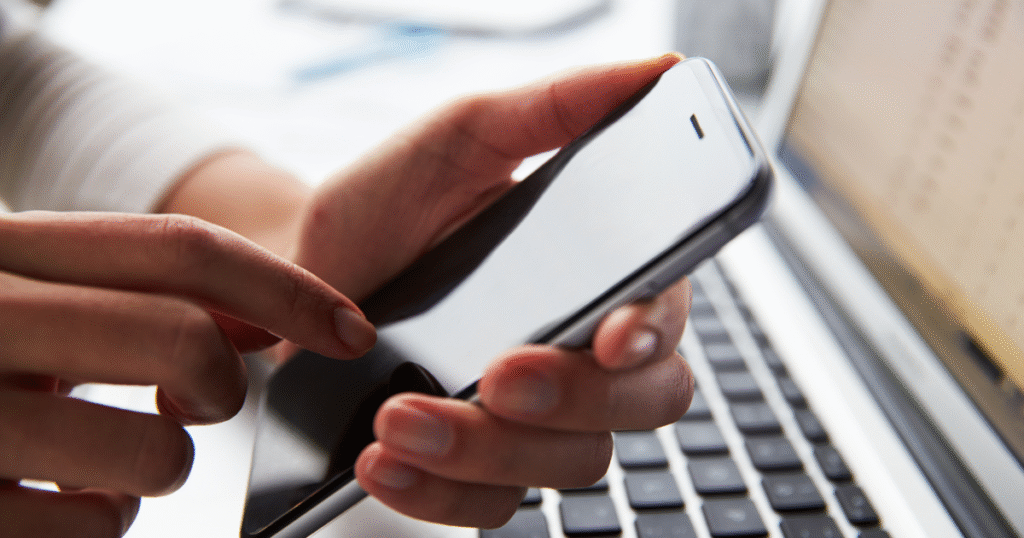 O que acontece quando quebra o vidro do iPhone 15